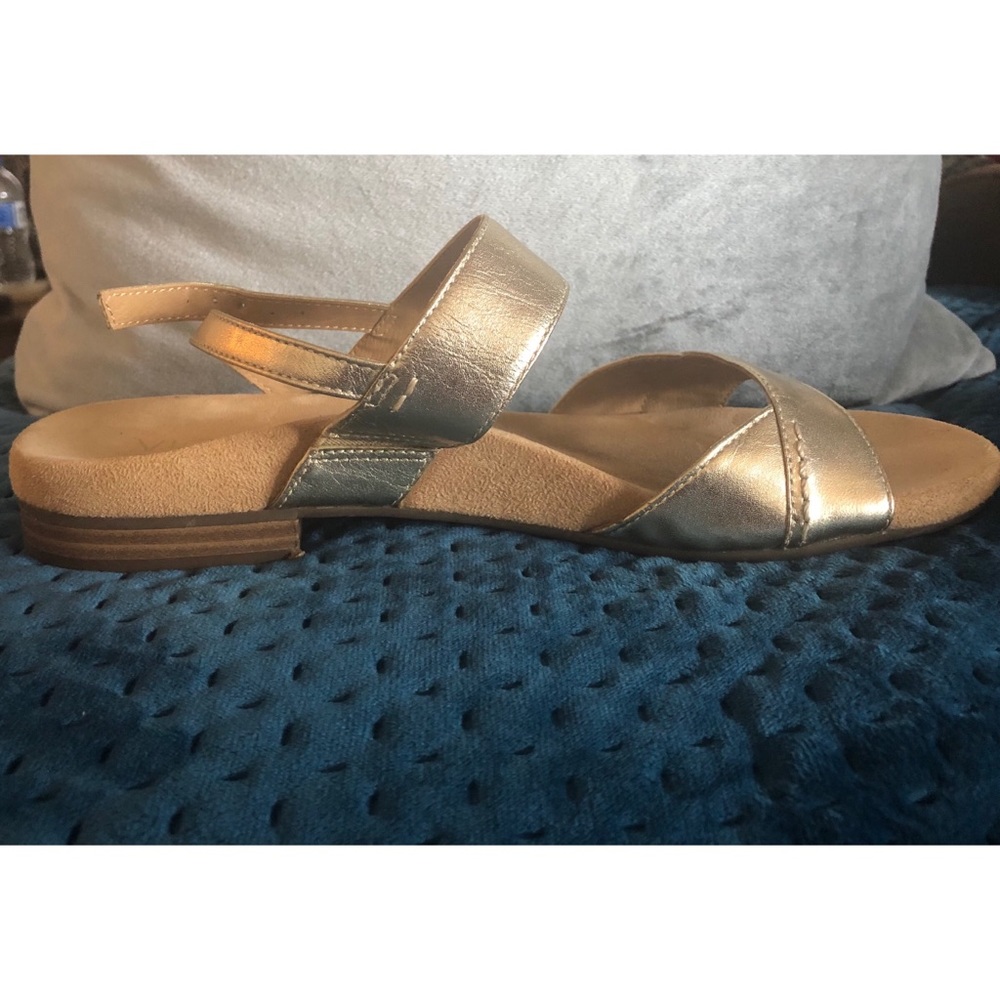 Vionic gold sandals